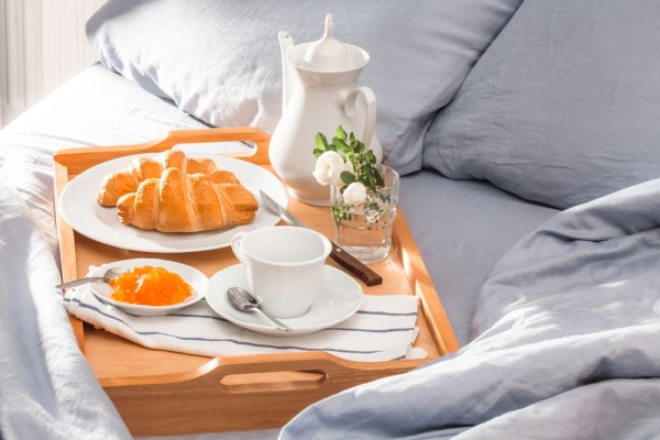 Bandeja de cama y desayuno