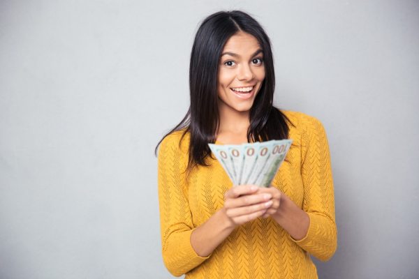 Mujer emocionada con dinero en efectivo
